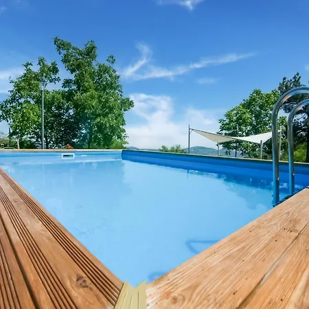 فيلة In With Pool