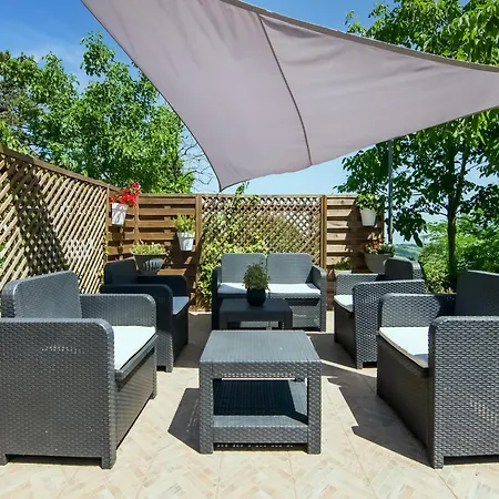 In With Pool * Tavoleto