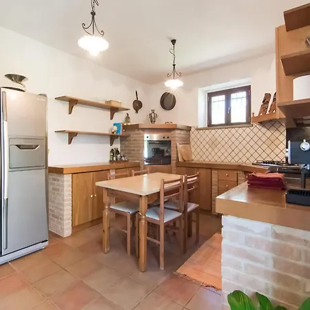 In With Pool Tavoleto